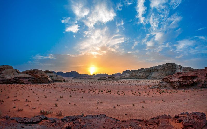 رحلة السير على الأقدام في صحراء إرجوانية